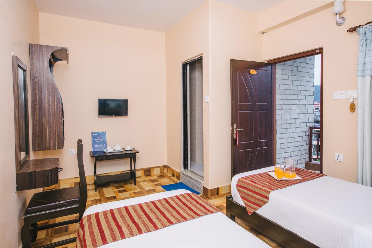 Hotel Ezen Pokhara Buitenkant foto